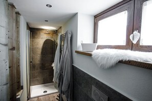 Dusche, Haartrockner, Bidet, Handtücher