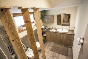 Douche, sèche-cheveux, bidet, serviettes fournies