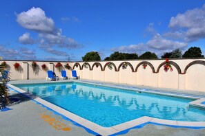 Piscina all'aperto, una piscina riscaldata