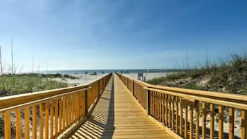 Plage, chaises longues, serviettes de plage