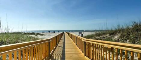 En la playa, camastros y toallas de playa