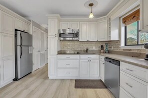 Geladeira, micro-ondas, fogão, cooktop