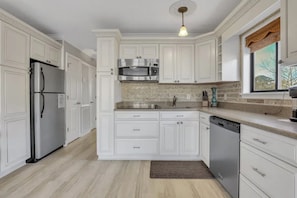 Refrigerador, microondas, horno, placa de cocina