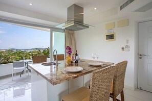 Exclusive Apartment, 1 Bedroom, Balcony, Sea View | In-room dining