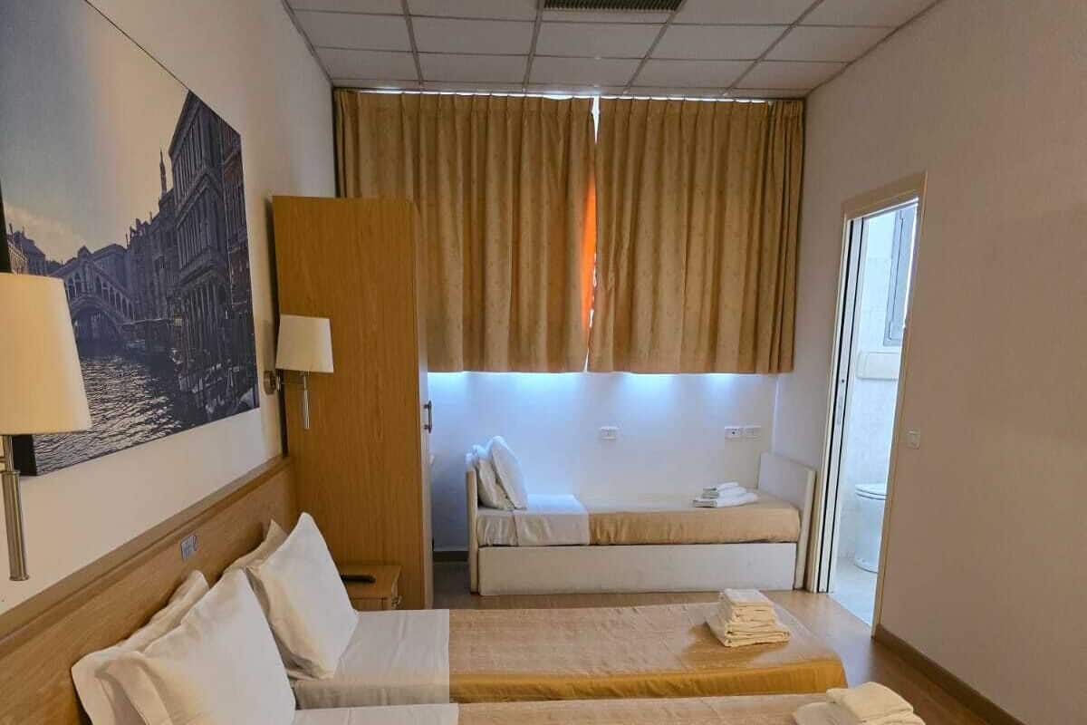 Quarto quádruplo clássico | Quartos à prova de som, Wi-Fi de cortesia, roupa de cama