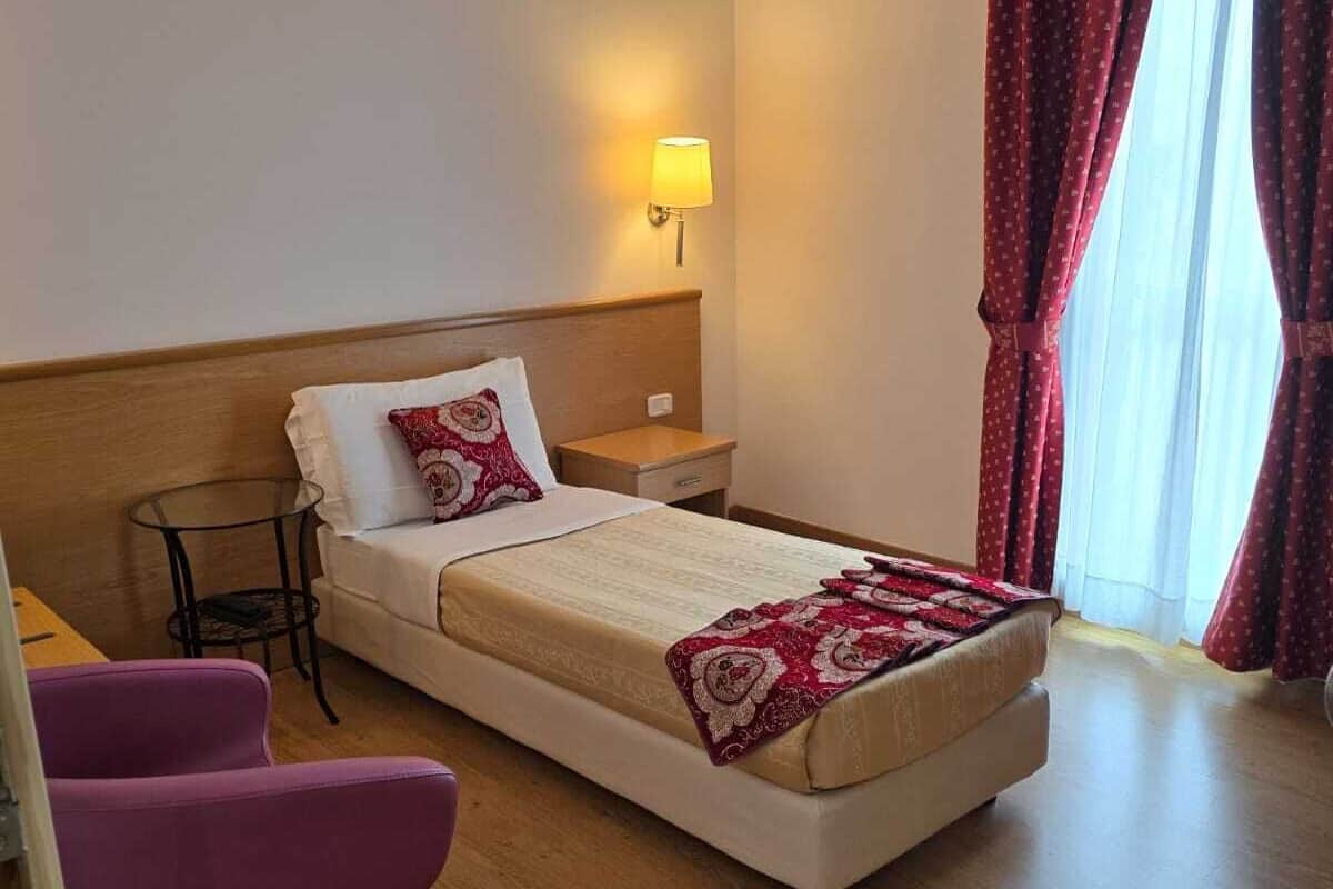 Quarto solteiro luxo | Quartos à prova de som, Wi-Fi de cortesia, roupa de cama