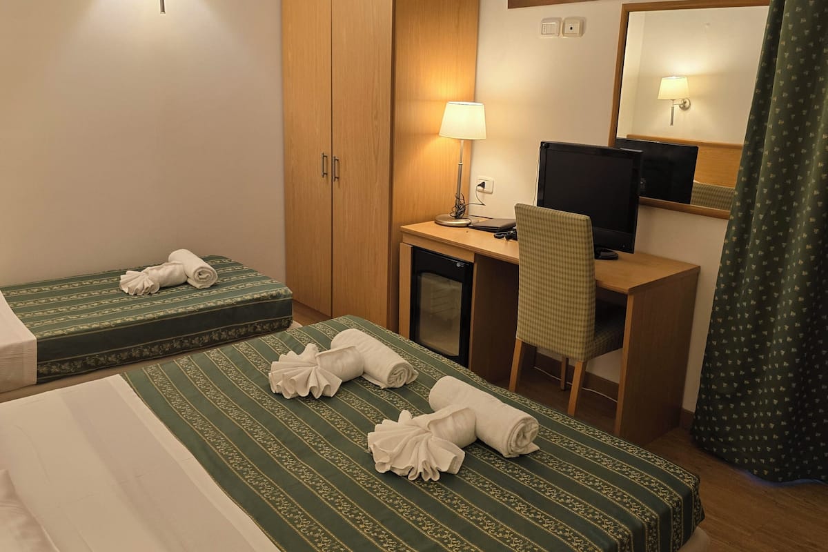 Quarto triplo luxo | Quartos à prova de som, Wi-Fi de cortesia, roupa de cama