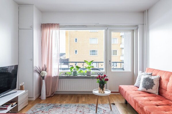 Comfort Studio, City View | Living area | 42-inch Smart TV with cable channels