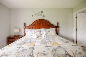 3 bedrooms, desk, iron/ironing board, free WiFi - Royal Rose Dream Getaway (Tampa)