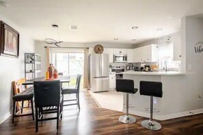 Fridge, microwave, oven, stovetop - Royal Rose Dream Getaway (Tampa)