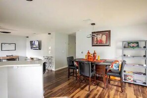 Dining - Royal Rose Dream Getaway (Tampa)