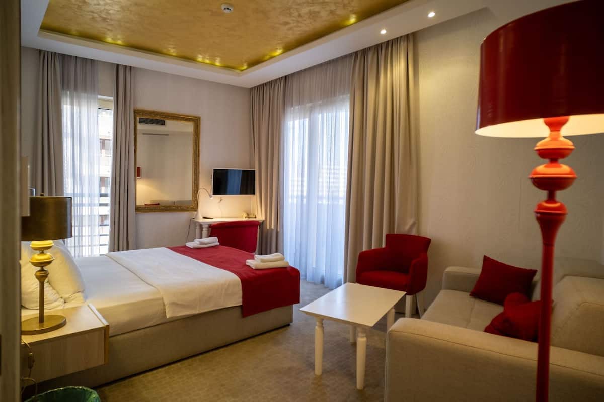 객실 내 금고, 책상, 노트북 작업 공간, 방음 설비