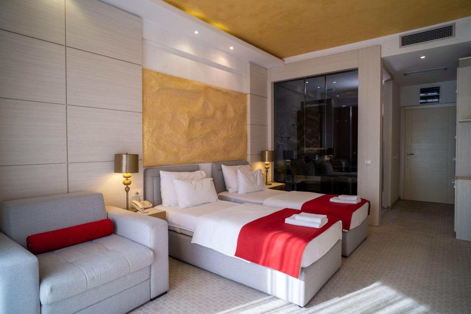 Quarto duplo superior, sacada, vista parcial para o mar | Cofres nos quartos, escrivaninha, espaço de trabalho para notebook