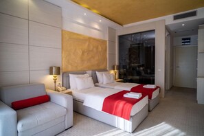 Deluxe-Zweibettzimmer, Balkon, eingeschränkter Meerblick | Zimmersafe, Schreibtisch, laptopgeeigneter Arbeitsplatz