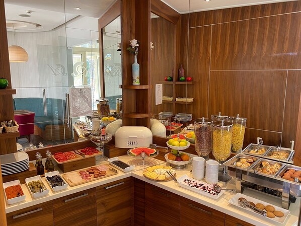 Free daily buffet breakfast - Hotel Atina by ENTOPYA (Budva)