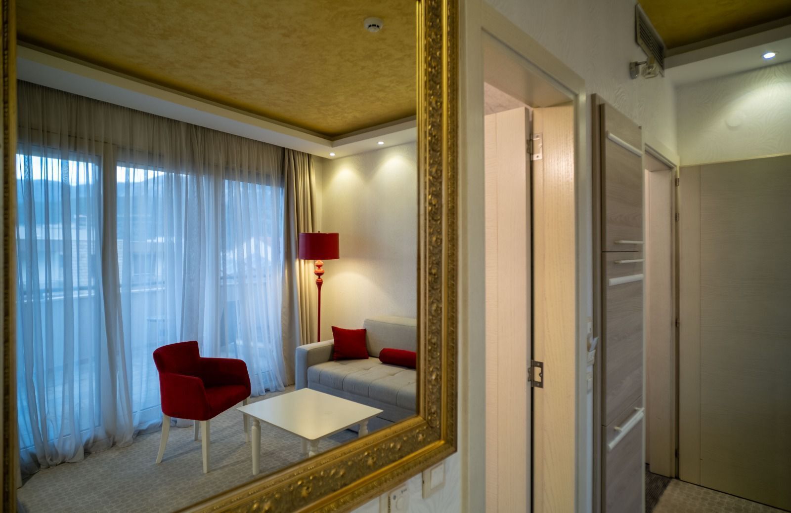 Quarto elite, sacada, vista para o mar | Cofres nos quartos, escrivaninha, espaço de trabalho para notebook