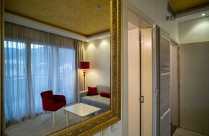 Luxury-Suite, Balkon, Meerblick | Zimmersafe, Schreibtisch, laptopgeeigneter Arbeitsplatz