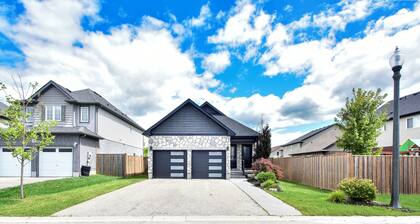 Elegant cozy 3 bedrooms, 2 bathrooms home with 1 King bed, 2 Queen beds
