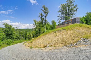 Property grounds - Secluded Lenoir Tiny Home w/ Private Hot Tub! (Lenoir)