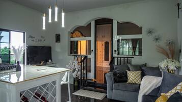 Luxury Double or Twin Room, Garden View | Living area