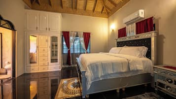 Luxury Double Room, Garden View | Bathroom | Towels, soap, shampoo, toilet paper