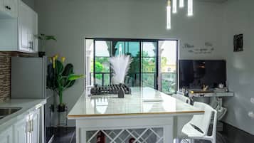 Habitación doble de lujo, vista al jardín | Cocina privada | Refrigerador, microondas y parrilla de estufa