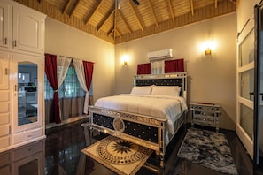 Luxury Double Room, Garden View | Iron/ironing board, free WiFi - One Love Guesthouse (Montego Bay)