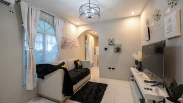 Habitación de lujo con 1 cama matrimonial o 2 individuales, vista al jardín | Área de sala de estar