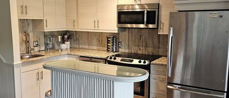 Cookware/dishes/utensils, paper towels