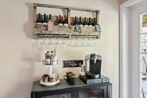 Interior - Fun and Open Space Near Everything - Pool table, Hot Tub in Williamsburg (Williamsburg)