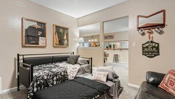 1 makuuhuone, työpöytä, silitysrauta/-lauta, vauvan matkasänky