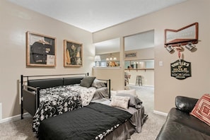 1 bedroom, desk, iron/ironing board, travel cot - Fun and Open Space Near Everything - Pool table, Hot Tub in Williamsburg (Williamsburg)