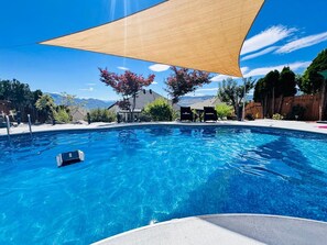 Een verwarmd zwembad