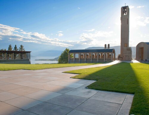 Lake View Poolside Private Suite