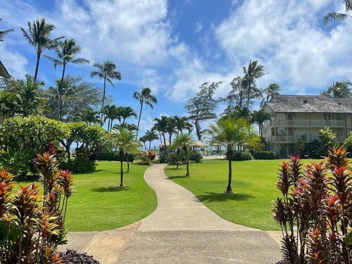 Amazing resort in Kapaa on the beach w/ WiFi and AC, perfect for your getaway