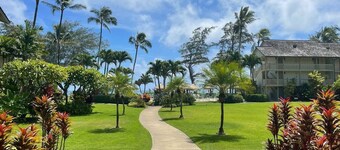 Amazing resort in Kapaa on the beach w/ WiFi and AC, perfect for your getaway