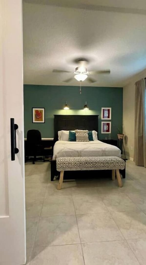 1 dormitorio, escritorio, tabla de planchar con plancha y wifi