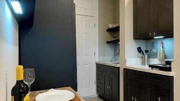 Kjøleskap, mikrobølgeovn, kaffetrakter/tekoker og brødrister