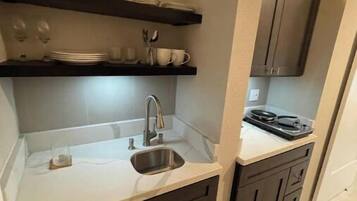 Kjøleskap, mikrobølgeovn, kaffetrakter/tekoker og brødrister