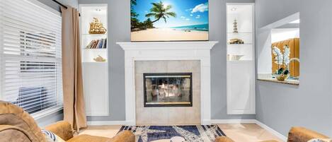 Smart TV, chimenea, futbolito, libros