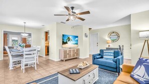 Älytelevisio, takka, pöytäjalkapallopöytä, kirjoja