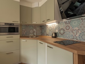 Fridge, oven, stovetop, dishwasher