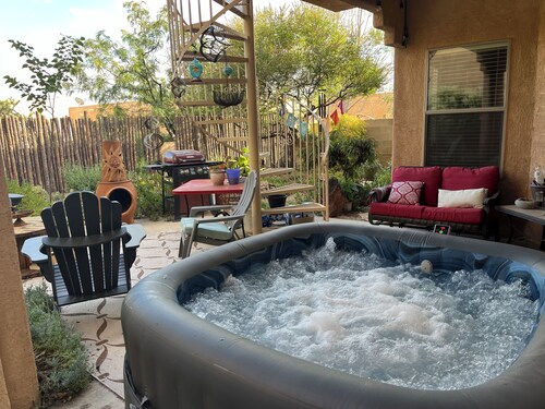 Stunning views of sunrises and hot air balloons. Zen garden & a hot tub await.