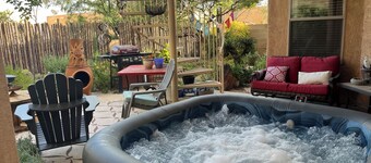 Stunning views of sunrises and hot air balloons. Zen garden & a hot tub await.