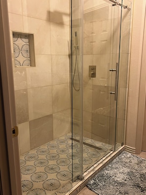 SĂšche-cheveux, serviettes fournies, savon, shampoing
