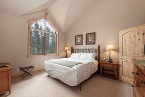 4 bedrooms, desk, free WiFi, bed sheets