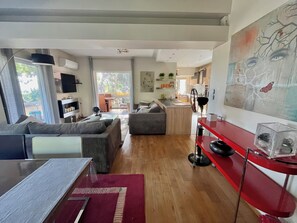 Smart TV, libros, estéreo