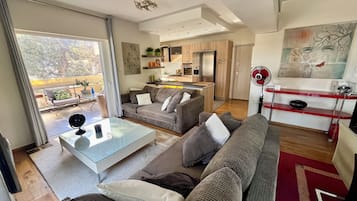 Smart TV, books, stereo