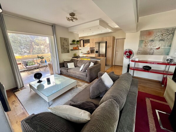 Smart TV, libros, estéreo