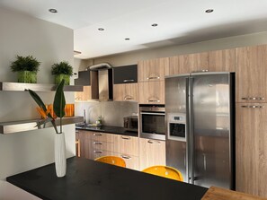 Refrigerador, microondas, horno, placa de cocina